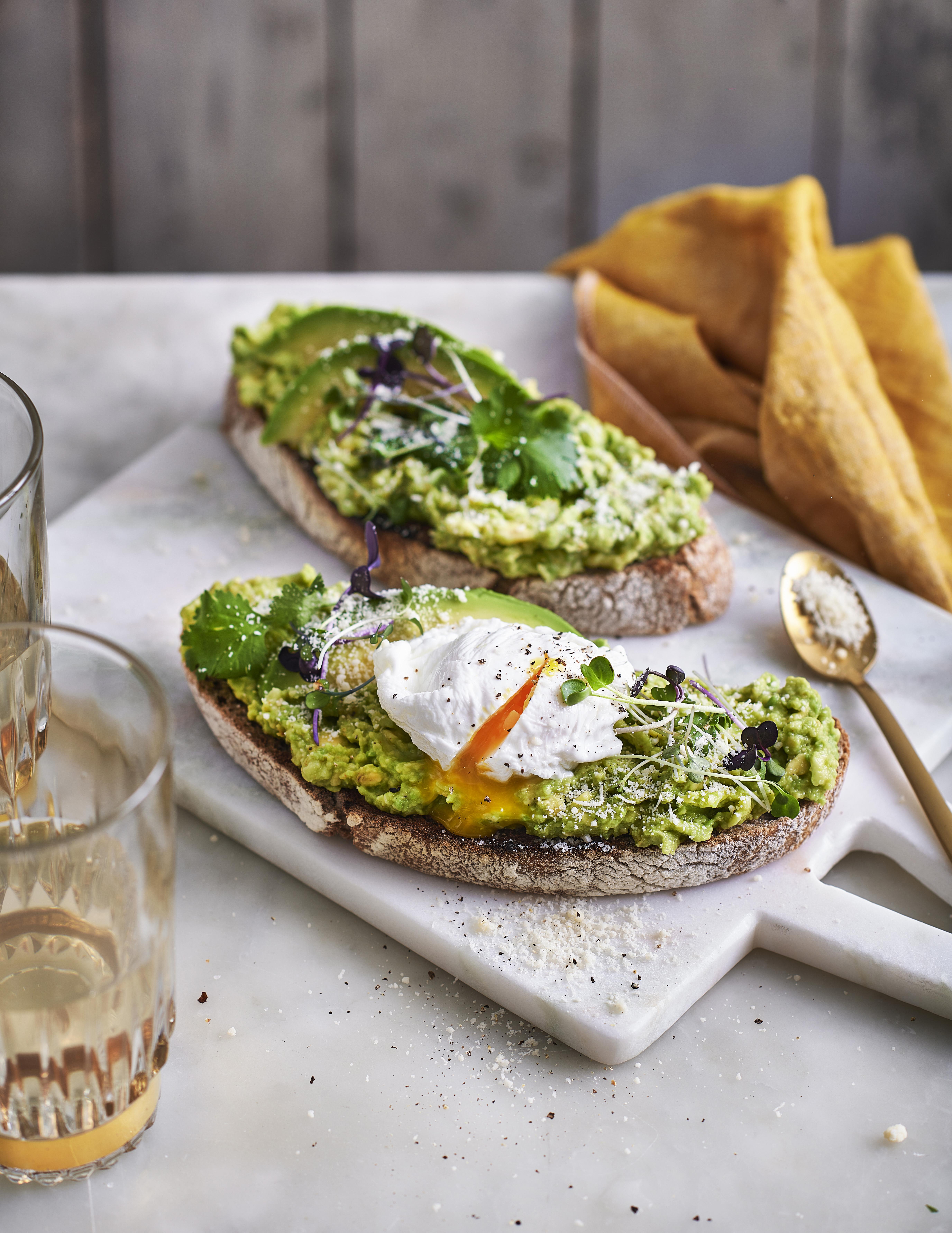 Toast avocado met gepocheerd eitje